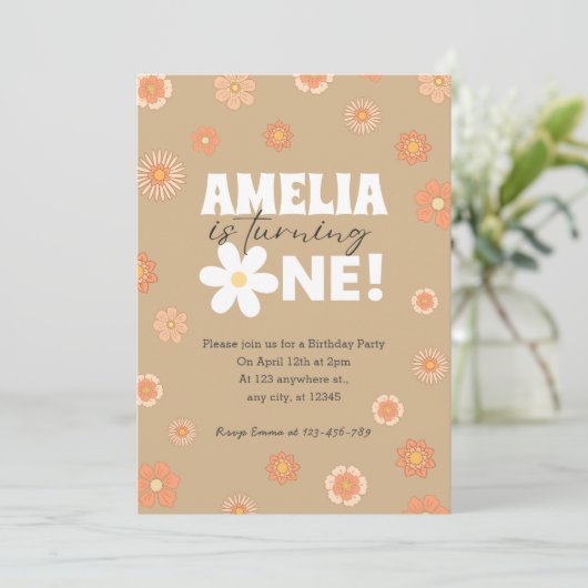 Daisy Beige Eerste Verjaardag Uitnodiging (Staand voorkant)