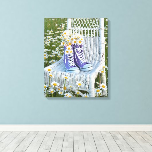 Daisy boeket in paarse sneakers canvas afdruk (Insitu (Houten vloer))