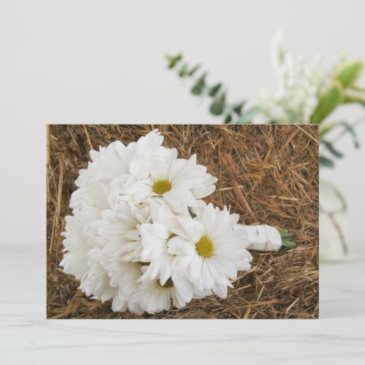 Daisy Bouquet & Hay - Land / Barn Wedding Kaart (Staand voorkant)