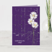 daisy bouquet over paarse verjaardag kaart (Voorkant)