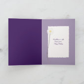 daisy bouquet over paarse verjaardag kaart (Binnen)