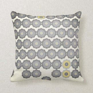 Daisy Chain in Grey and Yellow Kussen