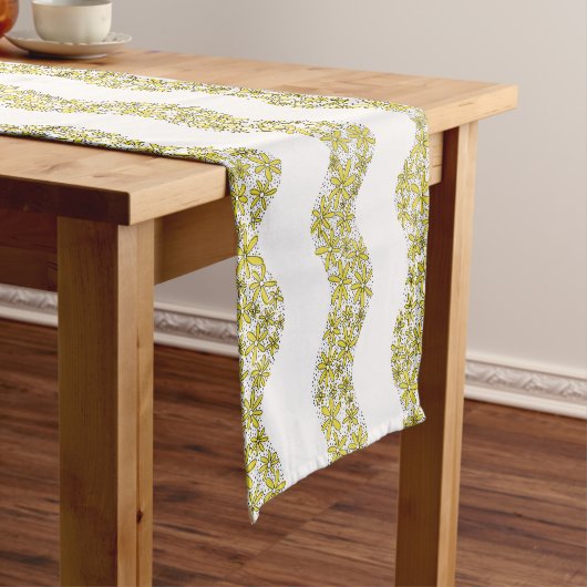 Daisy Chain Wiggly Flower Stripes geel Korte Tafelloper (Voorbeeld)