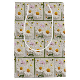 Daisy en Cosmos Bloemen op noodlijdend papier Medium Cadeauzakje