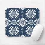 Daisy Floral Tegel Pattern Blue White Muismat<br><div class="desc">Bekijk dit geweldige daisy tegel patroon! Pas het aan door uw eigen tekst toe te voegen. Bekijk mijn winkel voor meer! Als je het koopt,  bedankt! Ben zeker om een foto op Instagram van het in actie te delen en me te labels @shoshannahscribbles :)</div>