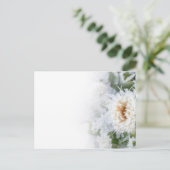 Daisy flower bevroren in wintersneeuw en ijs uitnodiging briefkaart (Staand voorkant)