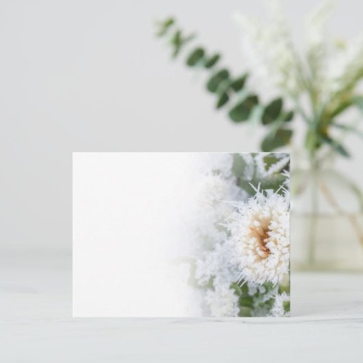 Daisy flower bevroren in wintersneeuw en ijs uitnodiging briefkaart (Staand voorkant)