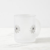 Daisy Flower Coffee Mok. Bloom en Brew... Matglas Koffiemok (Voorkant rechts)