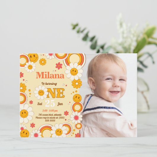 Daisy Flower First Birthday Photo Invitation Kaart (Staand voorkant)