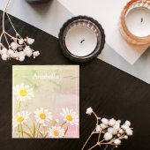 Daisy flower lijst op een achtergrond notitieblok