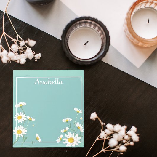 Daisy flower lijst op lichtgroene achtergrond notitieblok