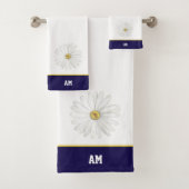Daisy Flower & monogram on marvy blue & white bat Bad Handdoek (Insitu)