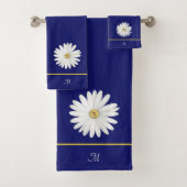 Daisy Flower & Monogram op Navy Blue Bad Handdoek (Insitu)