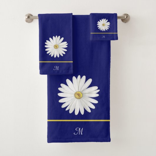 Daisy Flower & Monogram op Navy Blue Bad Handdoek (Insitu)