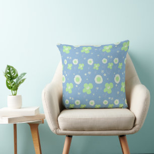 Daisy Flowers Pastel Green White op pastblauw Kussen