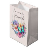 Daisy Flowers with a Beautiful Butterfly Birthday Medium Cadeauzakje (Voorkant Gekanteld)