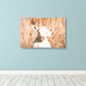 Daisy het Schattigee witte kalf in Golden Meadow Canvas Afdruk (Insitu (Houten vloer))