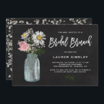 Daisy Mason Jar Rustic Chalkboard Bridal Brunch Kaart<br><div class="desc">Mason Jar-thema bridal brunch-uitnodiging. Nodig familie en vrienden uit met deze bijtende plechtige baby shower uitnodiging. Hij is voorzien van witte, roze roze roze roos en de adem van baby's in een moeraspot met een faux chalkboard achtergrond. Personaliseer door namen, datum, tijd, plaats en andere details toe te voegen. Deze...</div>