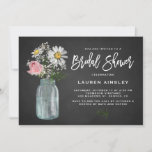 Daisy Mason Jar Rustic Chalkboard Vrijgezellenfees Kaart<br><div class="desc">Mason Jar-thema brudal doucheuitnodiging. Nodig familie en vrienden uit met deze bijtende plechtige baby shower uitnodiging. Hij is voorzien van witte, roze roze roze roos en de adem van baby's in een moeraspot met een faux chalkboard achtergrond. Personaliseer door namen, datum, tijd, plaats en andere details toe te voegen. Deze...</div>