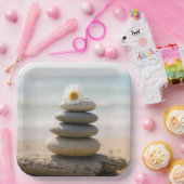 Daisy on a Stone Beach Cairn With Driftwood Papieren Bordje (Feest)