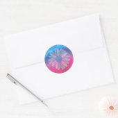 Daisy op blauwe en roze achtergrond ronde sticker (Envelop)