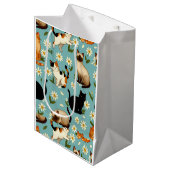 Daisy Paws Parade – Playful Cats & Blooms Medium Cadeauzakje (Voorkant Gekanteld)