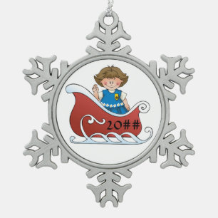 Daisy Scout Sled Brunette Tin Sneeuwvlok Ornament