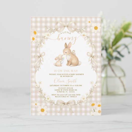 Daisy Spring Neutral Gingham Bunny Baby Shower Kaart (Staand voorkant)