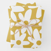 Daisy Time Cute Retro Modern Flowers in Mustard Inpakpapier Vel (In situ)