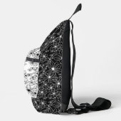 Daisy Wildflower Zwart Wit Patroon & Blauwe Naam Sling Bag (Rechts)