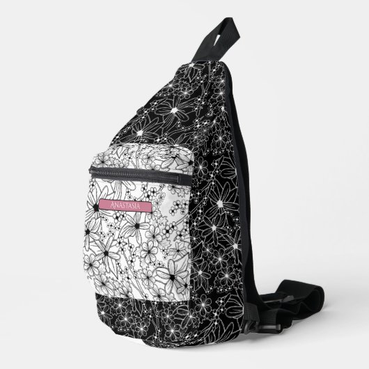 Daisy Wildflower Zwart Wit Patroon & Roze Naam Sling Bag (Rechterhoek)