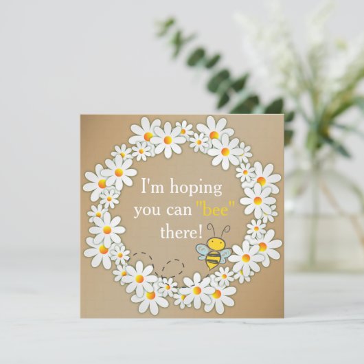 Daisy Wreath and Flying Bumble Bee Birthday Kaart (Staand voorkant)