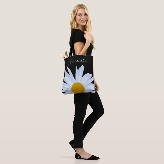 Daisy Zwart Wit Script Tote Bag (Op model)