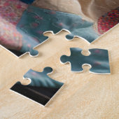 Dakloze dame napping op een parkbank legpuzzel (Zijkant)