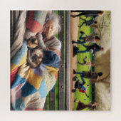 Dakloze dame napping op een parkbank legpuzzel (Horizontaal)