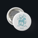 Dala Horse Blauwgroen Zweedse Folk Art - Douanenaa Ronde Button 3,2 Cm<br><div class="desc">Een blauwgroen groen en wit schilderij van een Zweeds Dala Horse. Ideaal voor paard en pony-liefhebbers,  en voor Vikingen! Verander de naam om aan te passen.</div>