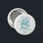 Dala Horse Blauwgroen Zweedse Folk Art - Douanenaa Ronde Button 3,2 Cm<br><div class="desc">Een blauwgroen groen en wit schilderij van een Zweeds Dala Horse. Ideaal voor paard en pony-liefhebbers,  en voor Vikingen! Verander de naam om aan te passen.</div>