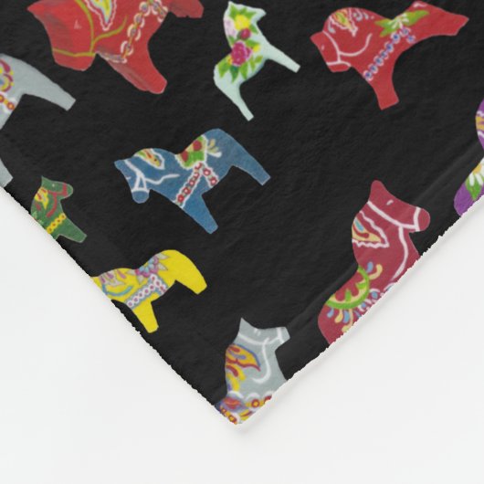Dala Horse Parade Black Background Fleece Deken (Hoek)