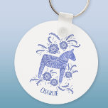 Dala Horse Swedish Folk Art Blue Custom Name Sleutelhanger<br><div class="desc">Een periwinkle blauw en wit schilderij van een Zweeds Dala Horse. Moeilijk voor Kerstmis,  of voor paard- en pony-liefhebbers op elk moment van het jaar. Verander de naam om aan te passen.</div>