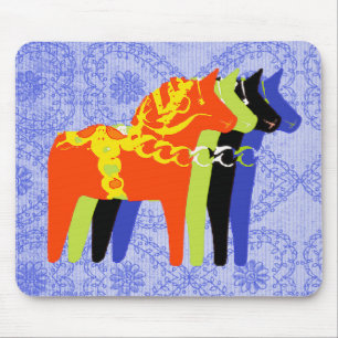 Dala Paard met blauwe folklaag achtergrond - Muismat
