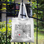 Dallas Love Locator | Stadsplattegrond Bruiloft We Tote Bag<br><div class="desc">Een leuke canvas tas voor een bruiloft of een andere gelegenheid die plaatsvindt in de prachtige stad Dallas, Texas. Dit tas beschikt over een overhead kaart van het centrum van de stad in een zwart omzoomde boxteler. Op de top zit een korte welkomstgroet en de naam van de stad. Aan...</div>