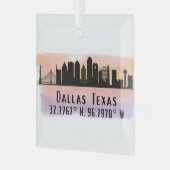 Dallas TX Skyline Latitude en Lengtegraad Glas Ornament (Voorkant links)