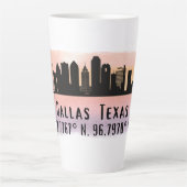Dallas TX Skyline Latitude en Lengtegraad Latte Mok (Voorkant)