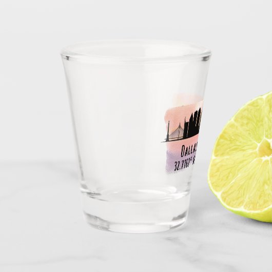 Dallas TX Skyline Latitude en Lengtegraad Shot Glas (Links)