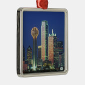 'Dallas, TX skyline 's nachts met Reunion Tower' Metalen Ornament (Rechts)