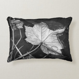 Dalle bladeren in een Pond Black en White Accent Kussen