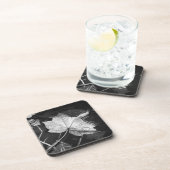 Dalle bladeren in een Pond Black en White Bier Onderzetter (Rechterzijde)