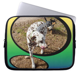 Dalmatiaan die uit het Lijst van het raam steekt, Laptop Sleeve