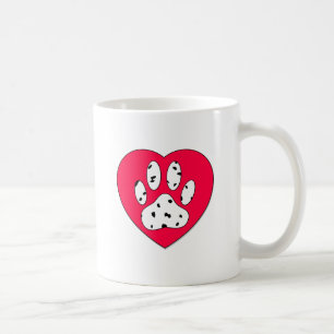 Dalmatiaanse poot afdrukken in rood hart koffiemok