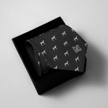 Dalmatian Dogs Pattern Monogrammed Stropdas<br><div class="desc">Fun Dalmatian-honden patroon op een elegante en klassieke zwarte achtergrond. Pas je aan met een monogram om het perfecte te maken van een soort cadeau. Op zoek naar een andere kleur? Geen probleem! Klik op de knop "Aanpassen" en selecteer de achtergrondkleur van uw keuze.</div>